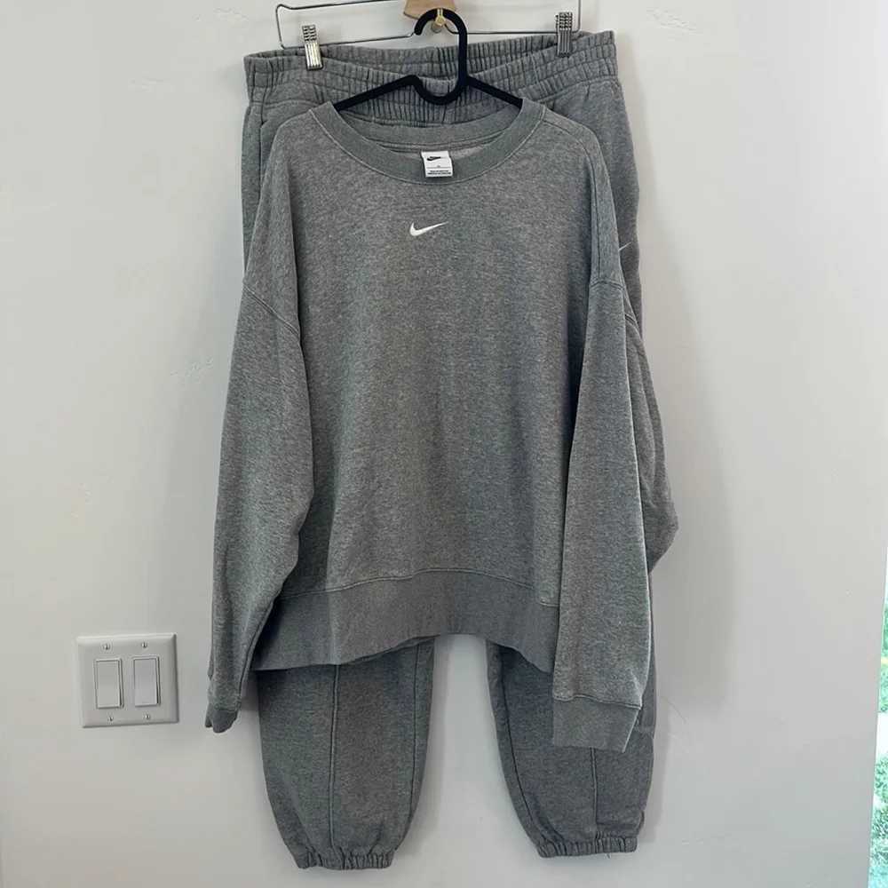 Nike- sweatsuit (SET) - Picture 2 of 8